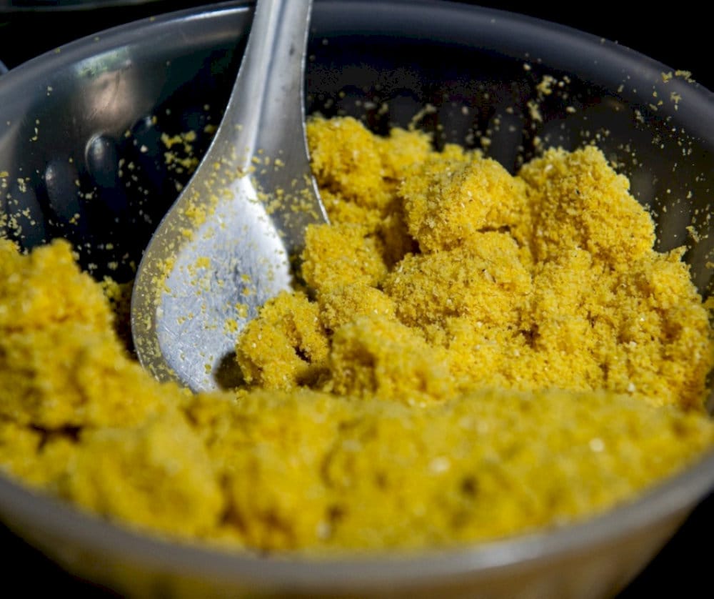 Mèn mén (steamed corn flour) is soft and slightly sweet, offering a unique taste of the highlands
